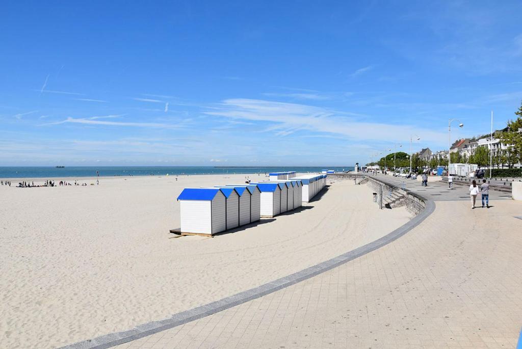 Devant Nausicaa * Boulogne-sur-Mer